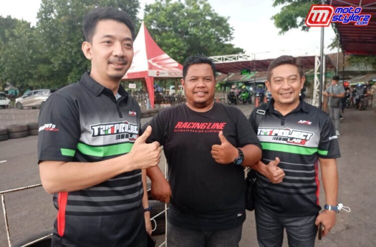 Teguh M Arif (Owner TZM Project) & Arie Azilisa (Manager Operasional) Dukung Drag Bike Persembahan Sumber Production Yang Di Wakili Sandi Dadoo
