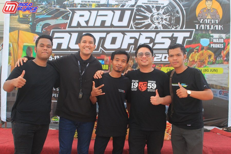 Junharbes a.k.a Junboy (Dua Dari Kanan) Selaku Ketua Pelaksana, Ditemani Perwakilan Sponsor