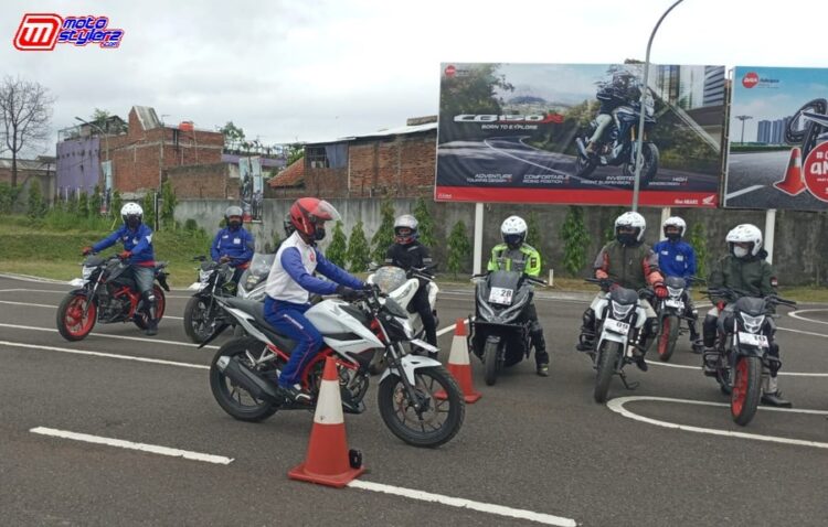 Komunitas Honda Bogor (KHOMBO) dipimpin langsung oleh Instruktur DAM, Asep Wawan.