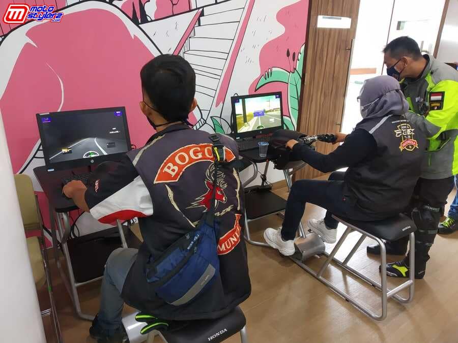 Peserta sedang mencoba Honda Riding Trainer (HRT) 