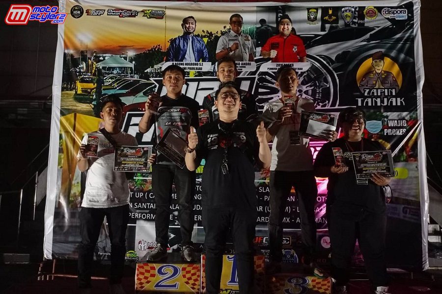 Podium Terbaik Supermoto Modif Style, Diserahkan Oleh Ketua Pelaksana Junboy dari IOR