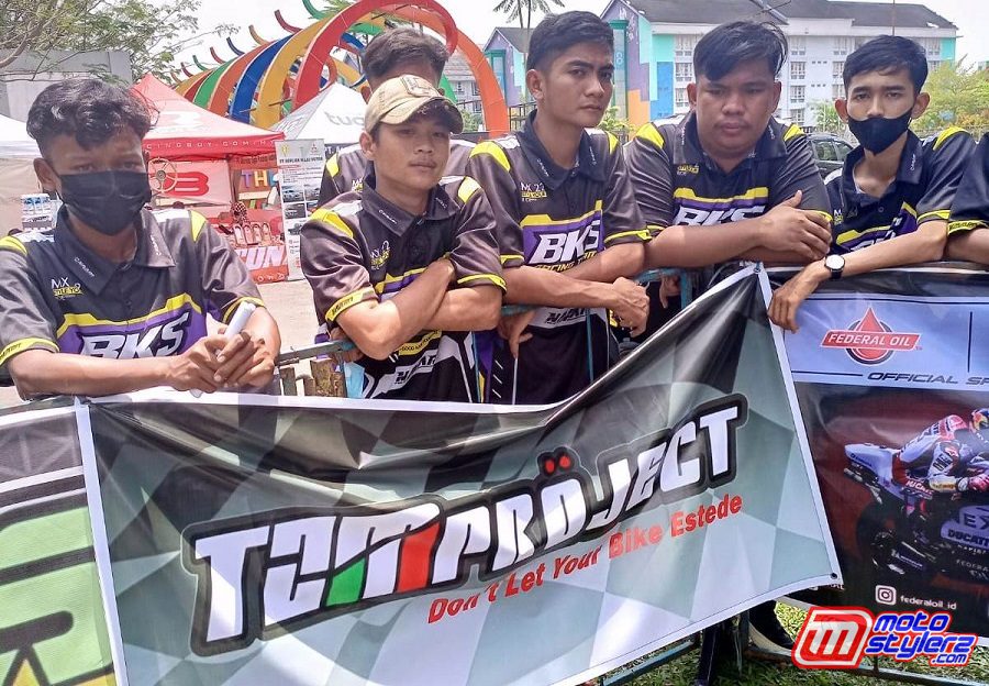 Antusias Tim Drag Menyaksikan Gelaran Ratu Dewa Drag Bike Palembang
