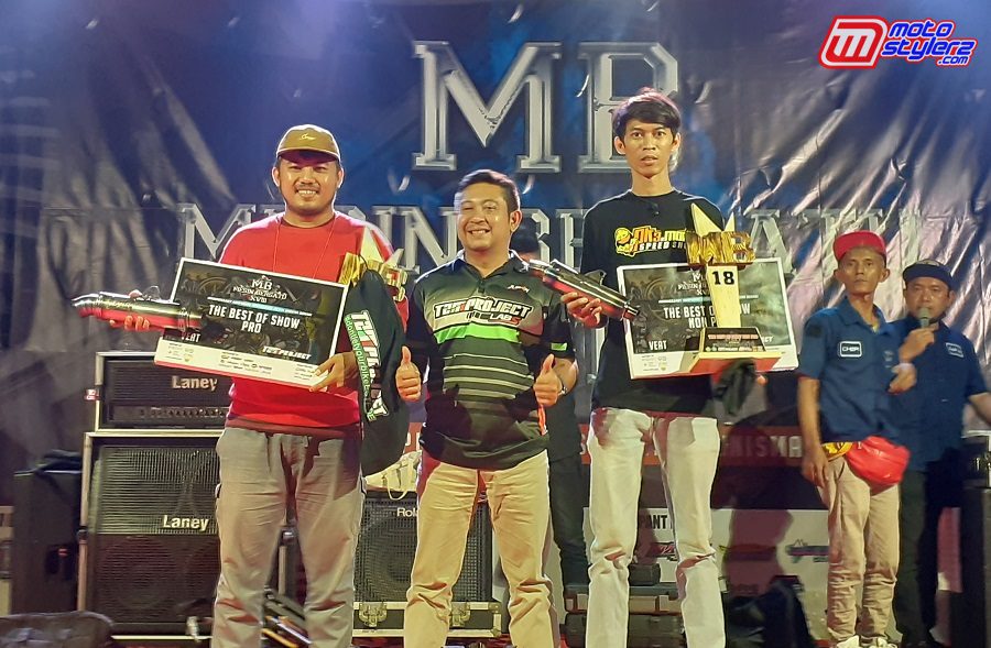 CEO TZM Project (Teguh Moh Arirf) Menyerahkan Tropi The Best Of Show Non Pro & Pro-Bonus Special Edition Knalpot TZM Project