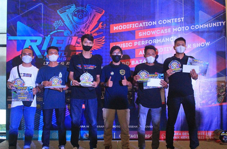 Crew Malika Sticker Menyerahkan Tropi Jawara Thailand Style