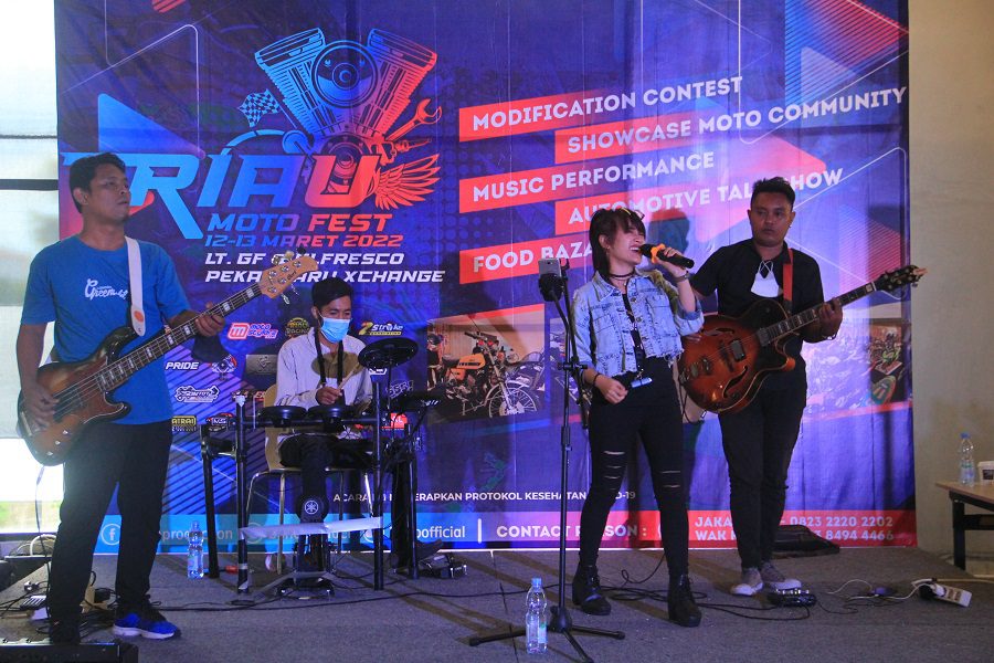 Entertaiment-Mempersembahkan Live Band Performance