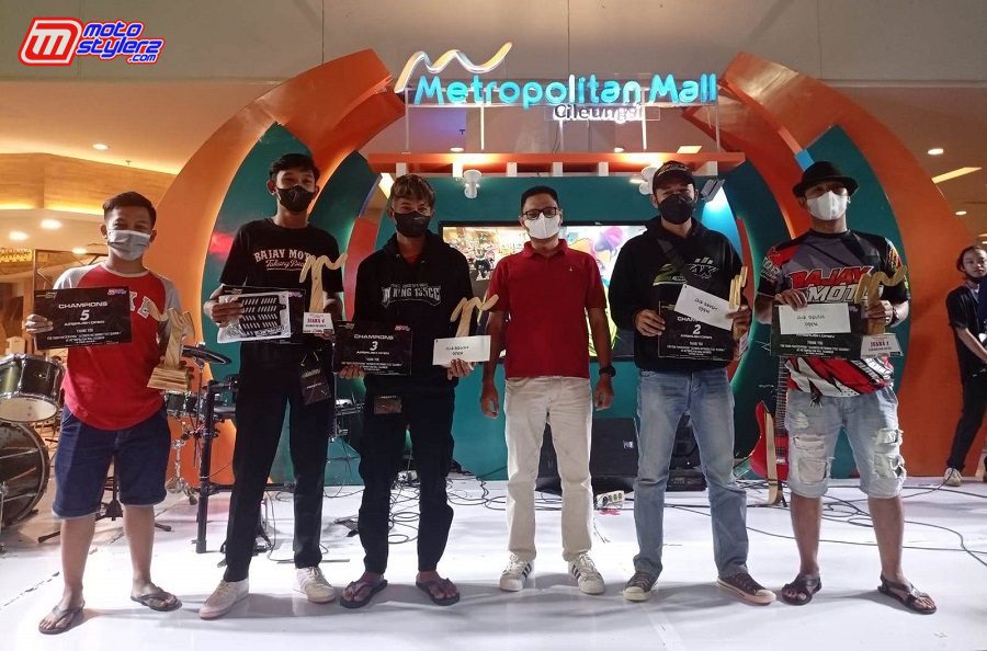 Juara Airbrush Open, Diserahkan Oleh Pak Yon (Perwakilan Spider)