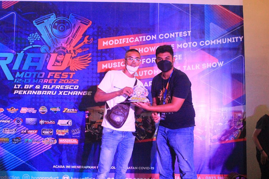 Juara Stance Elegant Style Diserahkan Oleh Tomo (Ketua Pelaksana)
