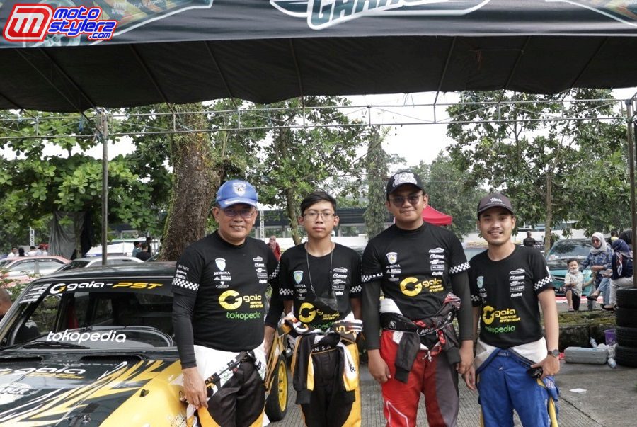 Kabid Roda 4 IMI Jabar (kiri) Bersama Pangarang Racing Team