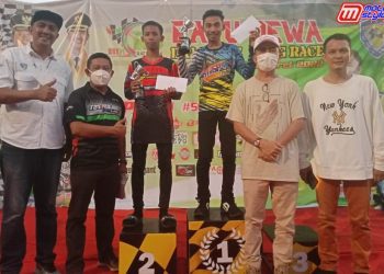 Teguh Moh Arief (dua dari kiri) Selaku CEO dari TZM Project Bersama Drs H Ratu Dewa (dua dari kanan) Saat Momen Penganugerahan 2 Dragster Terbaik Di Kelas Campuran 4T Local Sumatera