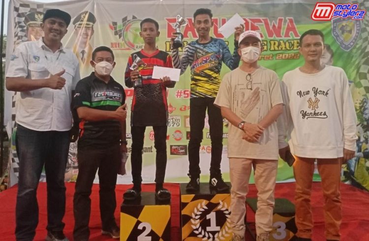 Teguh Moh Arief (dua dari kiri) Selaku CEO dari TZM Project Bersama Drs H Ratu Dewa (dua dari kanan) Saat Momen Penganugerahan 2 Dragster Terbaik Di Kelas Campuran 4T Local Sumatera