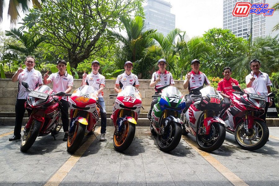 Marketing Director PT Astra Honda Motor Thomas Wijaya (kiri-1) dan Tetsuya Komine (kanan-1) foto bersama para pebalap motor Honda yakni (dari kiri) Mario Suryo Aji yang balapan di GP Moto3, Pol Espargaro dan Marc Marquez di MotoGP, Alex Marquez dan Takaaki Nakagami di MotoGP, dan Veda Ega Pratama di IATC