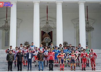 Presiden Republik Indonesia Joko Widodo Berfoto Bersama Dengan Pebalap MotoGP serta Veda Pratama dan Mario Suryo Aji di Depan Istana Kepresidenan RI