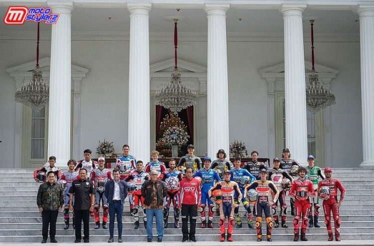 Presiden Republik Indonesia Joko Widodo Berfoto Bersama Dengan Pebalap MotoGP serta Veda Pratama dan Mario Suryo Aji di Depan Istana Kepresidenan RI