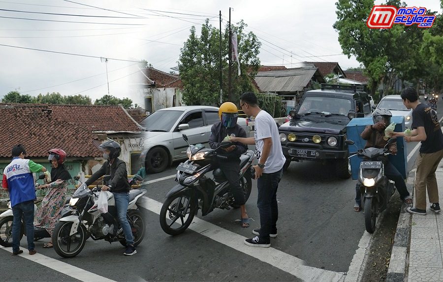 Berbagi Tajil-Rutin Jadi Ajang Tahuan