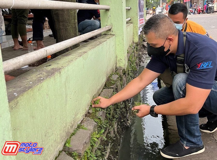 Bersih Bersih Area Masjid Jadi Agenda YRFI Ngabuburit