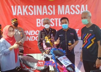 Gubernur Jateng Ganjar Pranowo (kanan) & Bupati Purbalingga Dyah Hayuning Pratiwi (kiri) Dalam Sesi Pengundian Hadiah Motor Yamaha Gear 125 Program Vaksinasi Covid-19