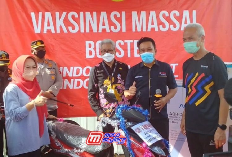 Gubernur Jateng Ganjar Pranowo (kanan) & Bupati Purbalingga Dyah Hayuning Pratiwi (kiri) Dalam Sesi Pengundian Hadiah Motor Yamaha Gear 125 Program Vaksinasi Covid-19