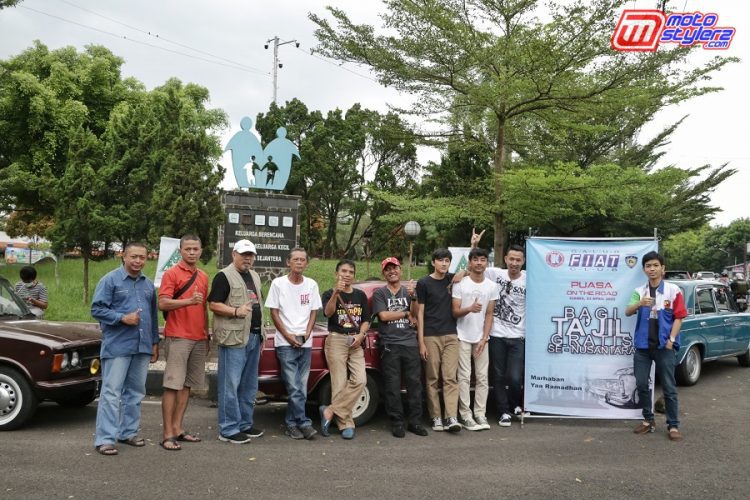 Keluarga Galuh Fiat Club Gelar Berbagi Takjil