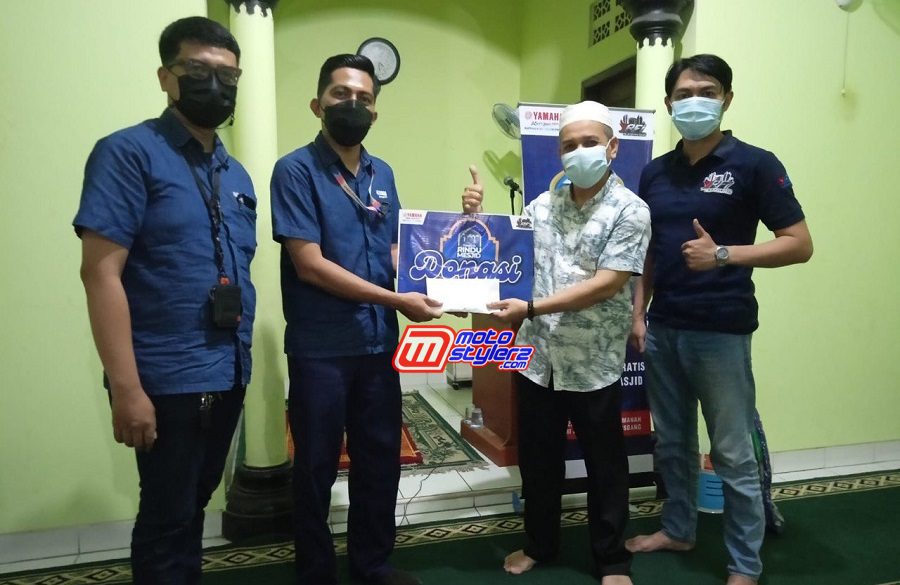 Management Yamaha DDS II Jabar Memberikan Donasi Kepada Pengurus Masjid Nurul Amanah