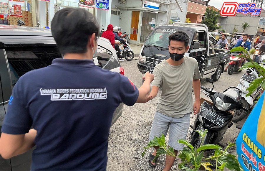 Salurkan 100 Paket Tajil Untuk Masyarakat Sekitar