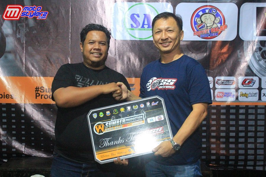 Sandi Dadoo (PIC)-Memberikan Penghargaan Kepada SS Performance