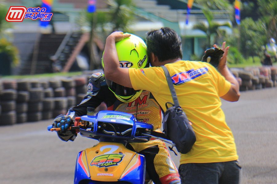 Momen Haru Irfan Akbar Finish Podium Pertama Bebek 2T sd 125cc Std Pemula-Raih Ucapan Selamat Dari Mr YM