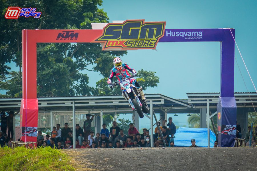 Aksi Lewis Cornish Di Laga Supermoto BU 450cc