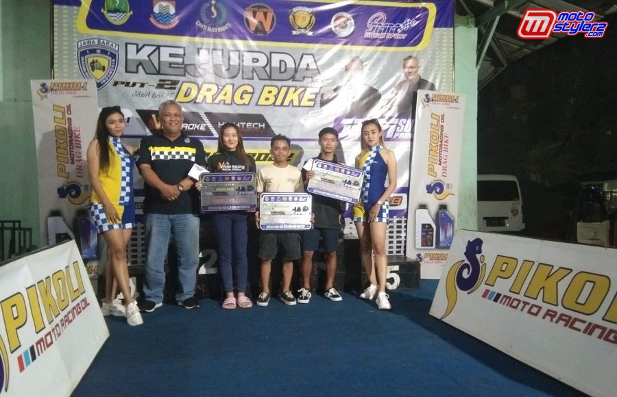 Ketua Harian IMI Jabar H.Martin Harjawinata Bersama 3 Peraih Juara Umum