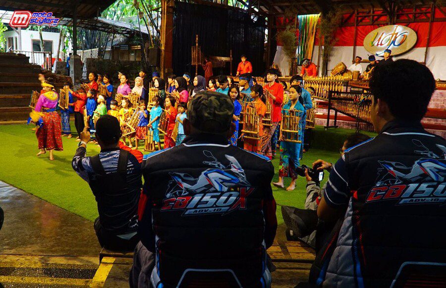 Pengguna Honda CB150X menyaksikan langsung pertunjukkan Saung Angklung Udjo