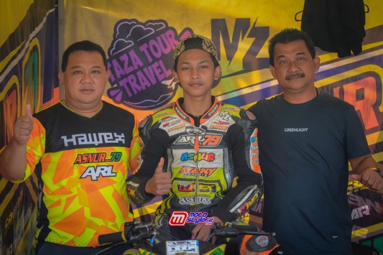 Shahrul di dukung penuh kakek Asep Nurman (Kanan) & Atang