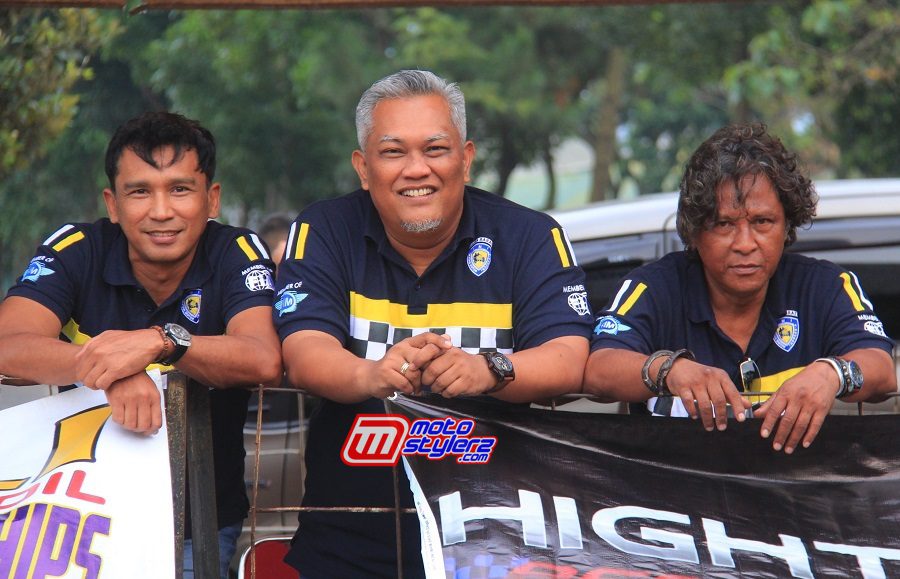 Tengah (H. Martin Selaku Ketua Harian IMI Jabar), Didampingi Edi Banda (Wakil Ketua Komisi Dragbike) & Irvan OC (Kabid Olahraga Sepeda Motor)