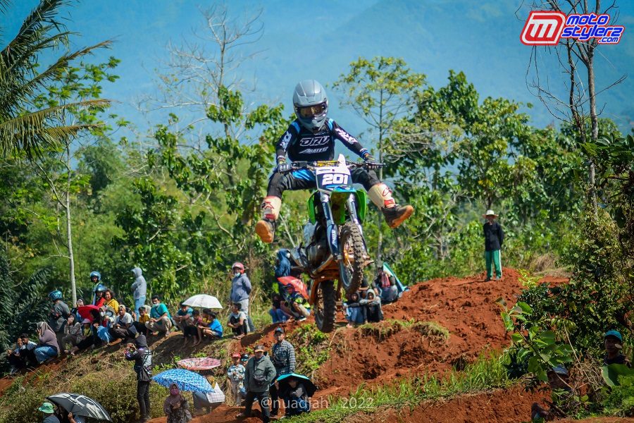 Aksi Freestyle Adriyan di Kelas Minimoto