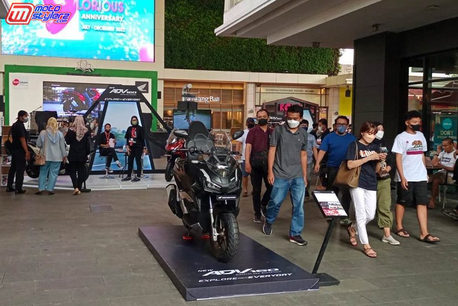 Antusias Masyarakat Bekasi Melihat Langsung Skutik Penjelajah Terbaru New Honda ADV160