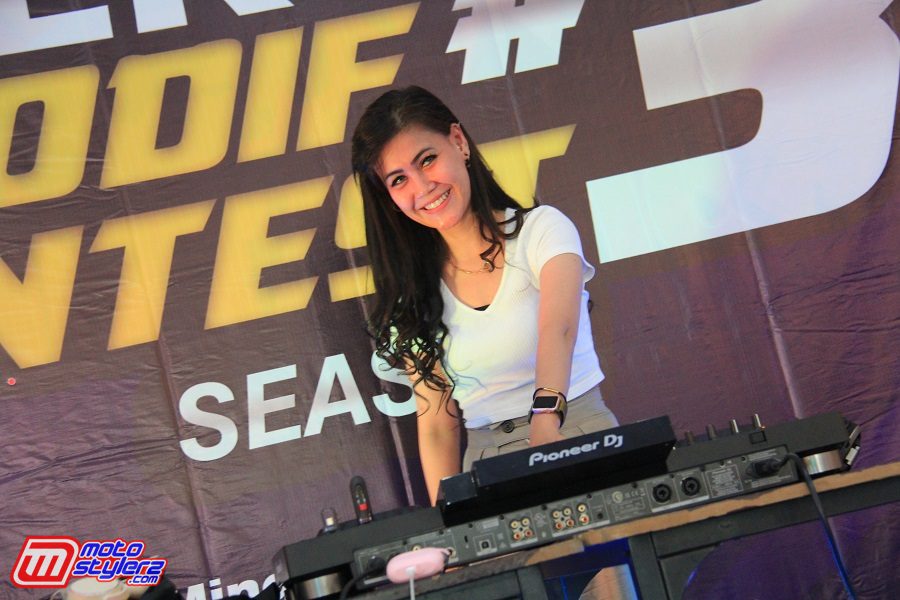 Penampilan dj Vero Berhasil Memikat Pengunjung Yang Hadir