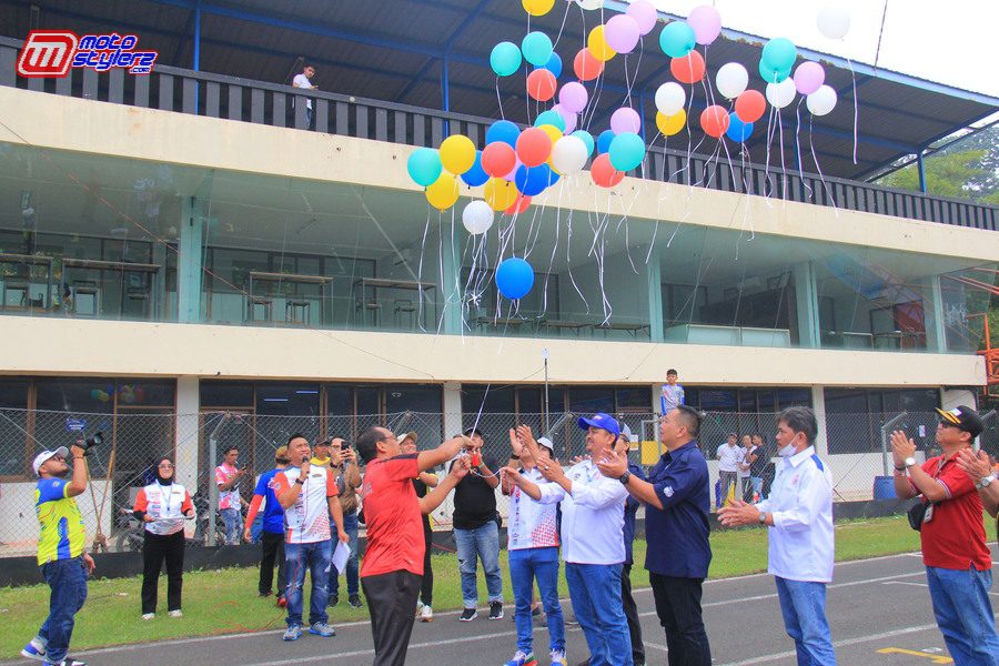 Pelepasan balon menjadi simbol diresmikannya perhelatan Motoprix Region B Putaran 3