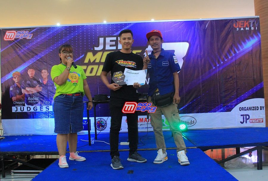 Roni Paint Raih Penghargaan NMAX Modif Open, Didampingi Cheppi MS & MC Putri