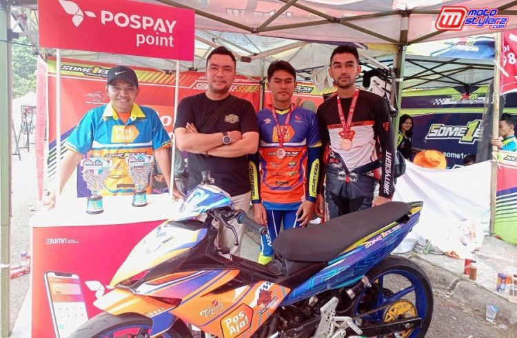 Arief Rachmaladi (owner) Bersama Perwakilan PT Pos Indonesia serta Pembalap-Sukses Raih Prestasi Di Road Race Piala Bupati Hengki Kurniawan