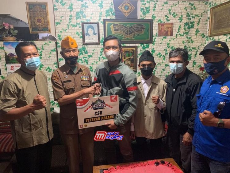 Pemberian sembako untuk perjuang veteran di lakukan perwakilan Bikers Honda