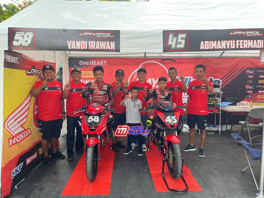 Yandi Irawan (58) dan Abimanyu Permadi (45), para pebalap muda binaan Honda Daya Jayadi Racing Team.