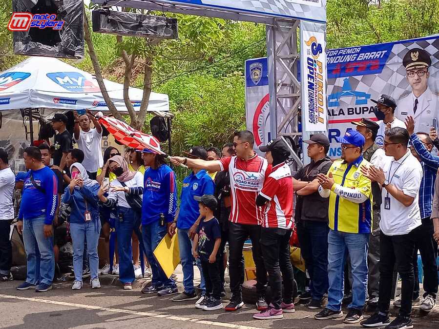 Pengibaran Bendera Start Menjadi Momen Diresmikannya Piala Bupati Road Race Championship di Kabupaten Bandung Barat 