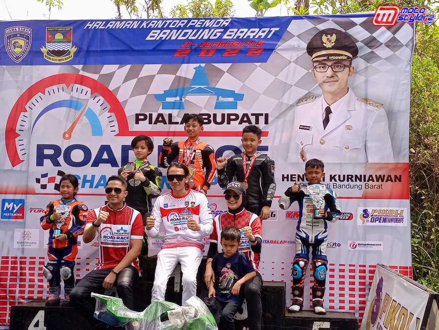 Podium Mini GP Pro, Salah Satu Kelas Bergengsi-Diserahkan Langsung Hengki Kuniawan & (istri) Sonya Fatmala, Ditemani Indra Al Firdaus (Ketua Pelaksana)