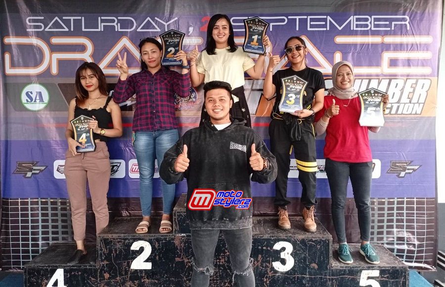 5 Terbaik Kelas Wanita, Didampingi bro Felyk (Mewakili Management Sumber Production)