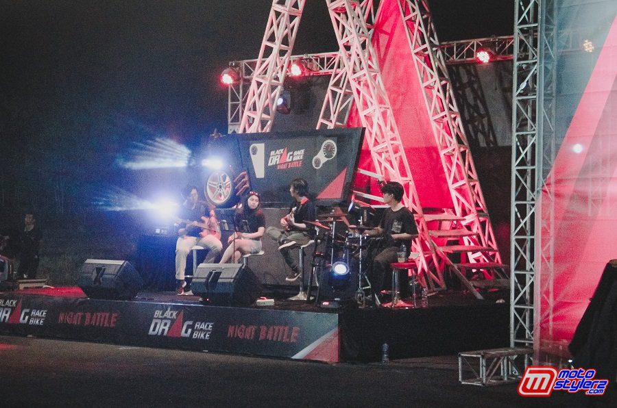 Hiburan-Menghadirkan Live Band