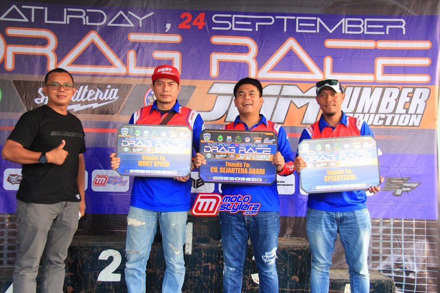 Lukman Hakim (Dua Dari Kanan) Owner Sejahtera Abadi Racing Team, Ditemani Pembalap (Letkol Inf Wahyu Asmara), Dani Bule (Manager MBRT) & Sumber Agung Rizki (Promotor)
