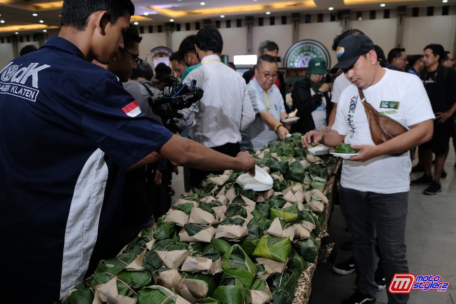   Dahar Kembul (makan lesehan bersama) Bareng Ribuan Member