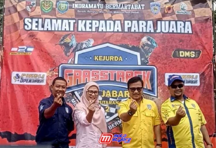 Bupati Indramayu, Hj. Nina Agustina, S.H., M.A, C.R.H, H. Daniel Mutaqien Syafiuddin, S.T (DMS) Ketua IMI Jabar & Sigit ‘Joey’ Komandan Dharma Ayu Racing Club & H.Supriyono (Pikoli)