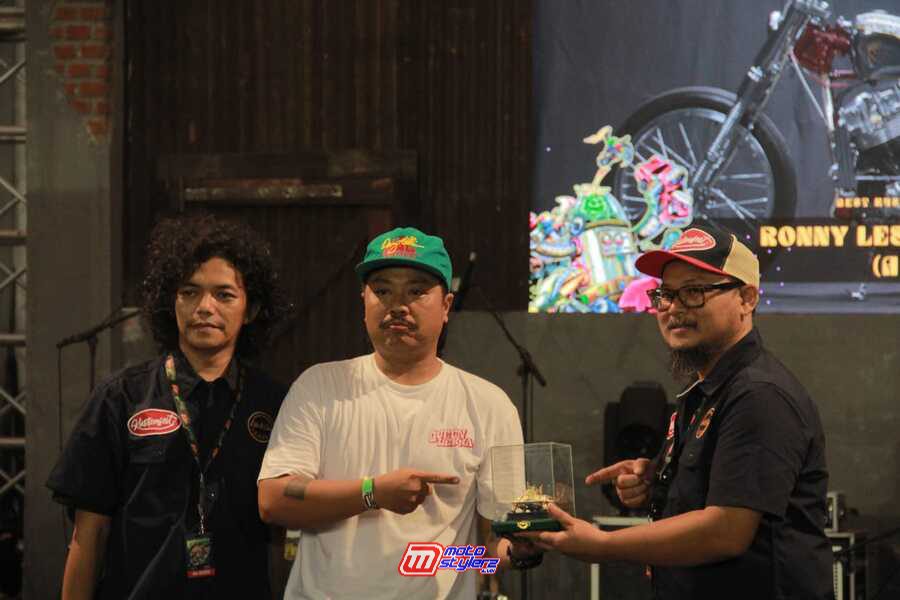 Lulut “LT” Wahyudi (Direktur Kustomfest) bersama Queen Lekha Chopper (The Best Kustom Bike Show Kustomfest 2022)