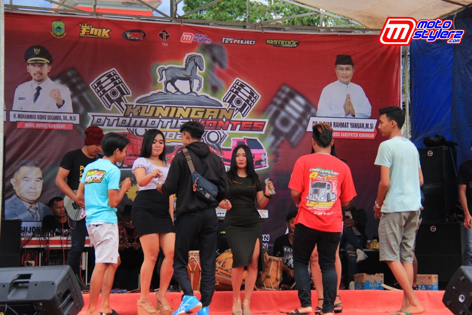 Dimanjakan Live Dangdut Music-Jadi Hiburan Wajib Pengunjung Serta Pencinta Otomotif