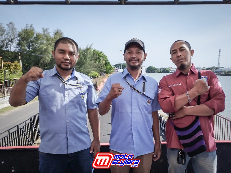 Rian Hidayat (juri), Oki Junianto (Pimpinan Lomba) & Wiwit Arif (juri) pastikan event berjalan dengan lancar