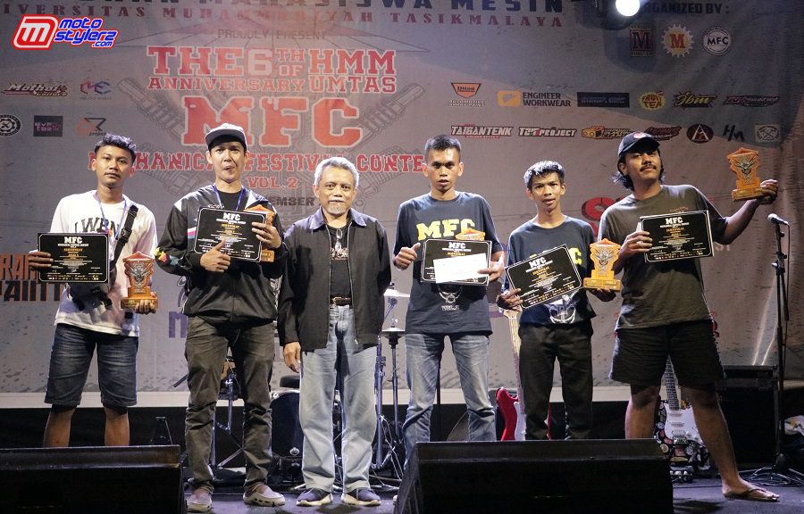 Dr.Ir Waspada Kurniadi (Dekan Fakultas Teknik Umtas) Bersama Juara 2T Resorasi Original Style